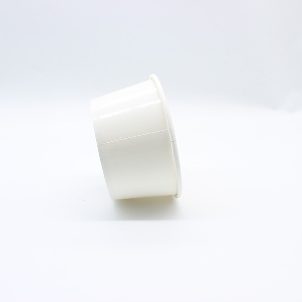 Des bols en papier écologiques à fond carré blancs, des bols jetables pour la soupe chaude 3
