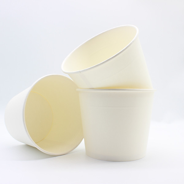 Une tasse de papier au lait et au thé minimaliste 1